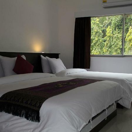 Sri Chumphon Hotel Exteriör bild
