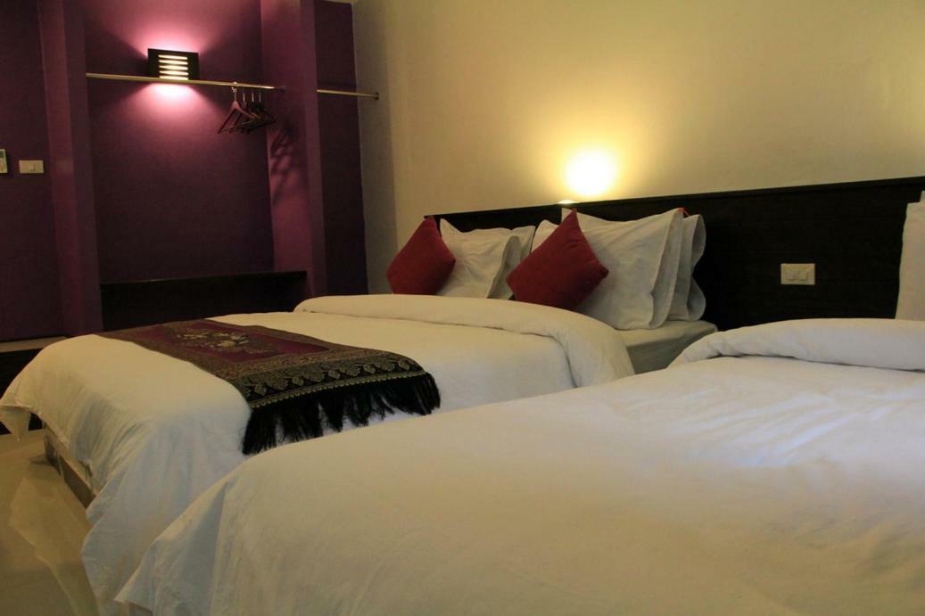Sri Chumphon Hotel Exteriör bild