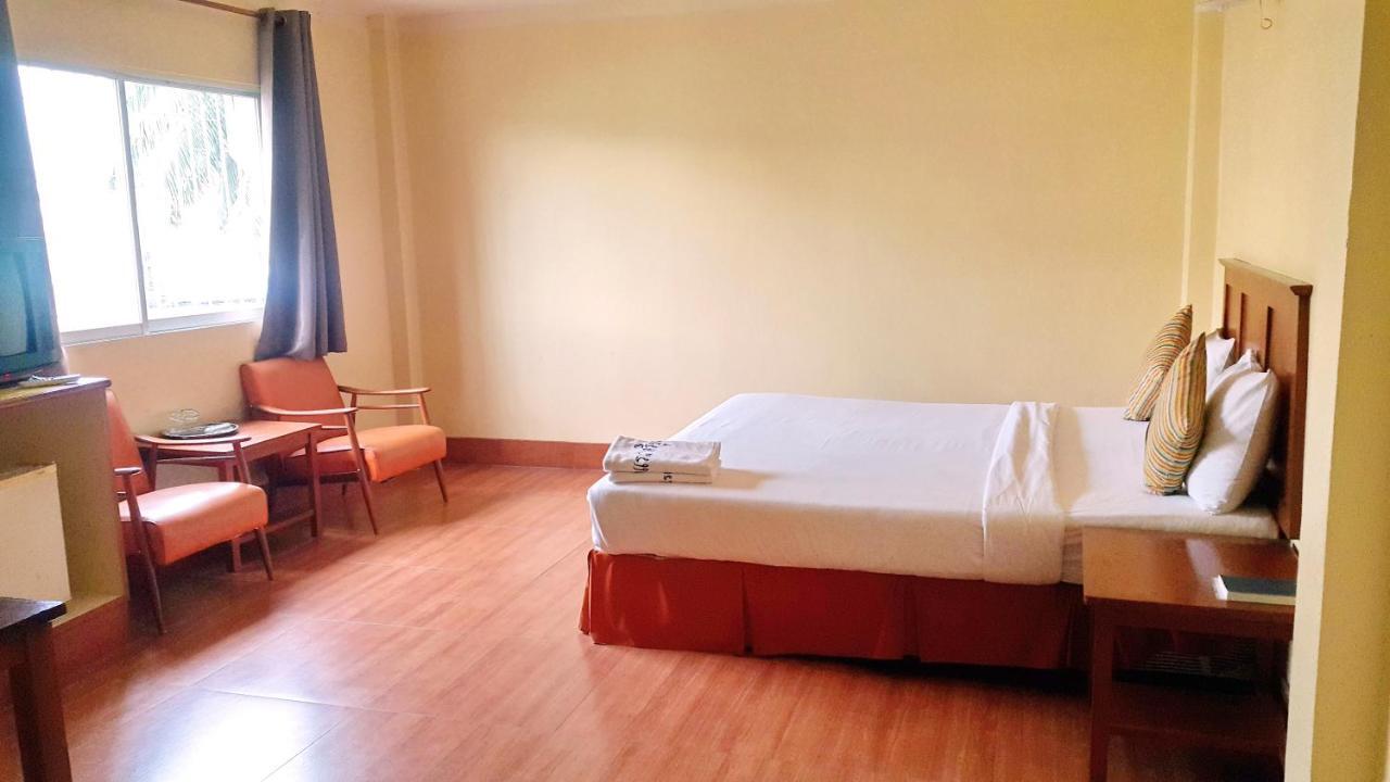 Sri Chumphon Hotel Exteriör bild